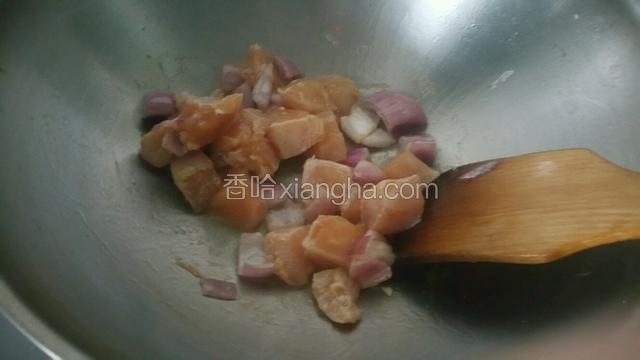加入鸡胸肉翻炒至变色