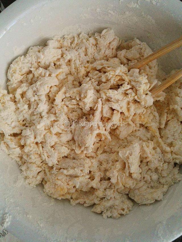 缓慢倒入牛奶（面粉的吸水量不同）搅拌成无干粉状态