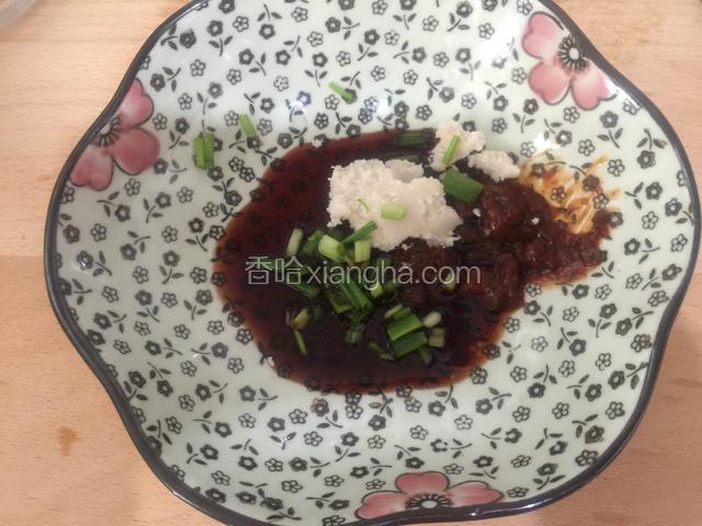 取一个碗，调入生抽.黄豆酱.糖.鸡精.葱花和猪油。