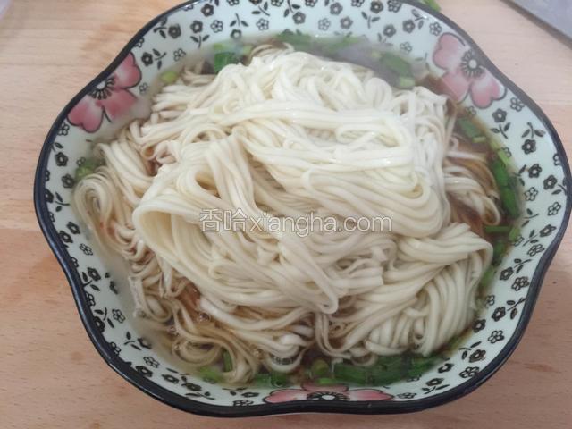 把煮好的面条捞到碗里拌匀即可。