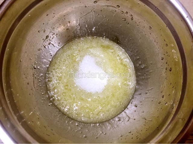 加入白糖，白糖分三次加入