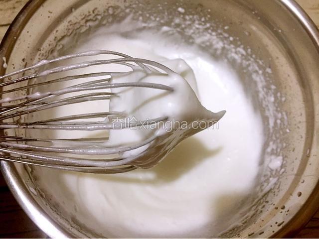 打至湿性发泡，提起打蛋器有大弯勾就可以了，即为蛋白霜