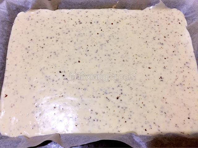 烤盘铺上油纸，把蛋糕糊倒入烤盘中，提起烤盘震一震，震出大气泡