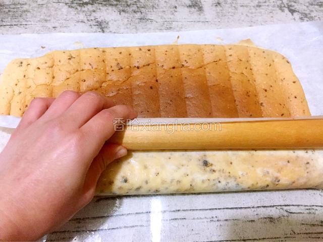 趁热利用擀面杖慢慢卷起