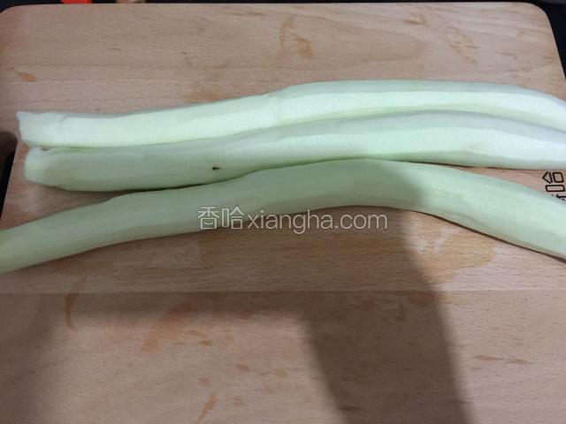 把茄子洗干净去皮。