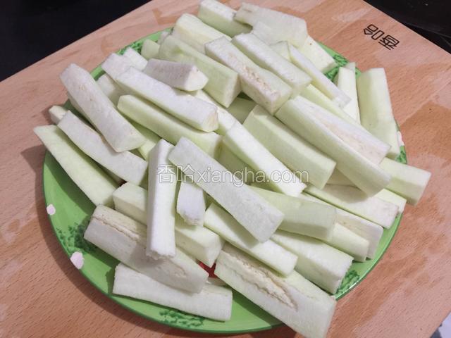 把茄子装到盘子里。