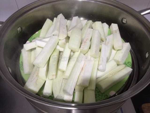 锅里水烧开，把茄子放到锅里蒸15-20分钟。