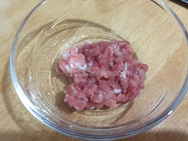 把肉剁成肉糜。