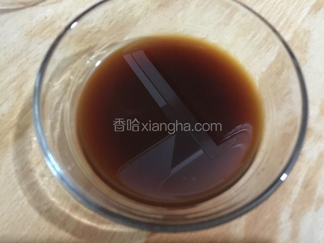 取一小碗调入生抽，耗油，料酒，黄豆酱，糖和少许的清水。