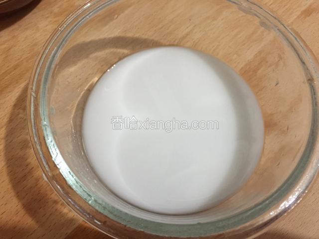 再取一个碗放入一小勺生粉加少许清水调匀。