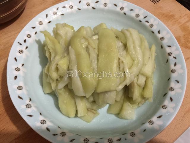 把蒸好的茄子挤去水份放到碗里。