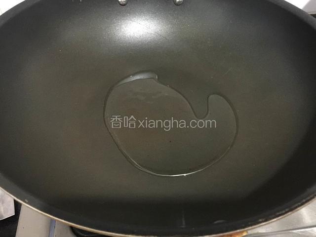 锅里倒入适量的油烧热。