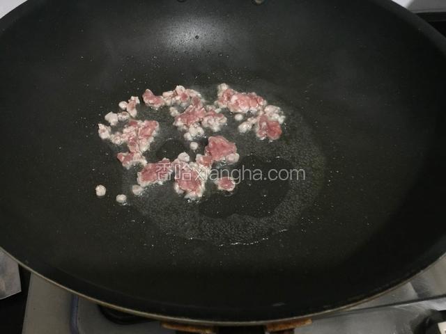 倒入肉糜翻炒。