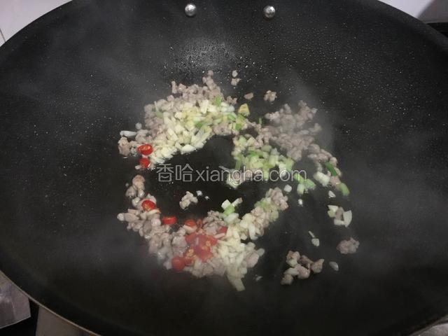 炒至肉糜变白加入葱白姜蒜和辣椒煸香。
