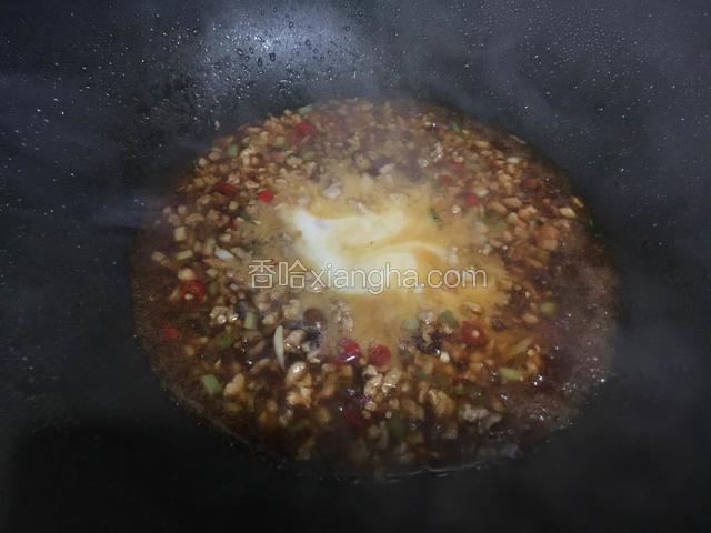 再倒入生粉烧开即可。