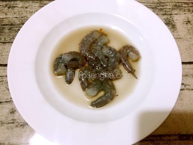 鲜虾去头去壳去虾线洗净后用料酒腌制备用