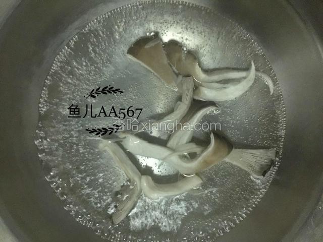 炒锅烧开水下鲜蘑菇焯熟。