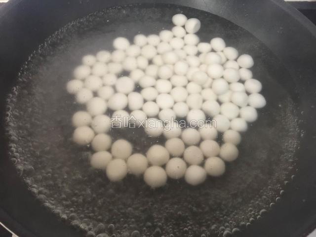 水开倒入小汤圆。