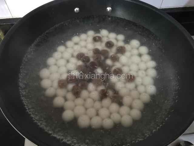 再加入桂圆，用铲子推下小汤圆，防止汤圆粘锅。