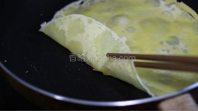 小火煎饼，煎至饼冒气泡就可以轻松取出。100克面粉可以做4个饼