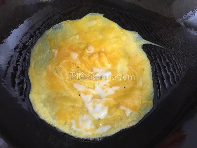 鸡蛋打散，炒锅放油烧热做薄鸡蛋饼。