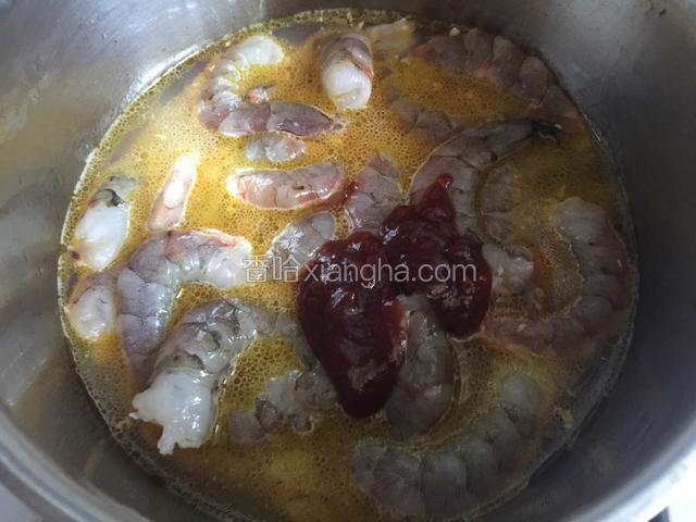 加少许清水和一大勺大喜大烤肉酱煮一会儿。