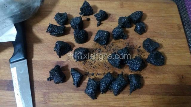 将冷藏好的黑芝麻馅拿出切成小块