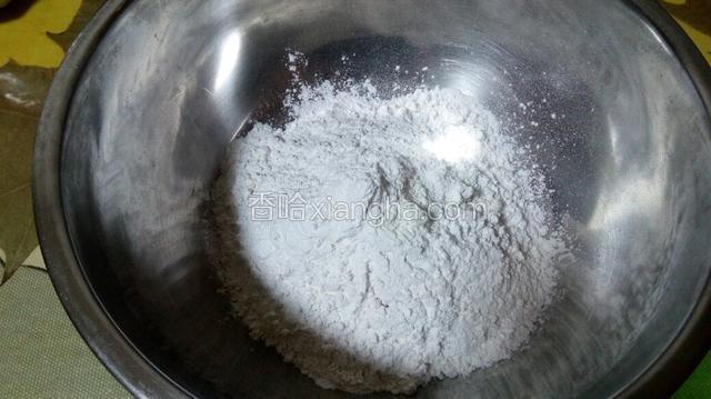 干净无水盆放入糯米粉