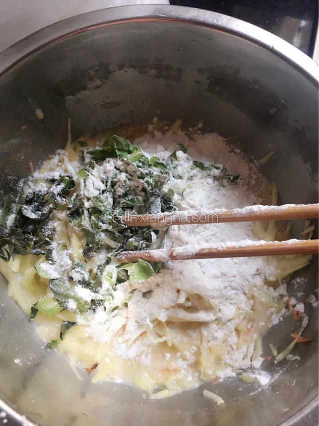 鸡蛋调好后放入土豆丝，胡萝卜丝，莴苣叶，面粉，同时加入辅料：盐，、生抽、糖，鸡精等！