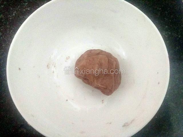 先用面粉和少量可可粉加水合成一个面团。