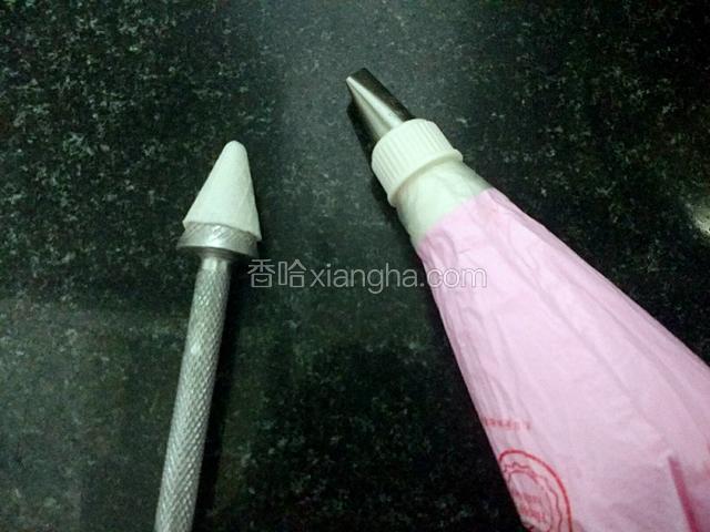 奶油装进裱花袋，用糯米托裱出朵玫瑰花。