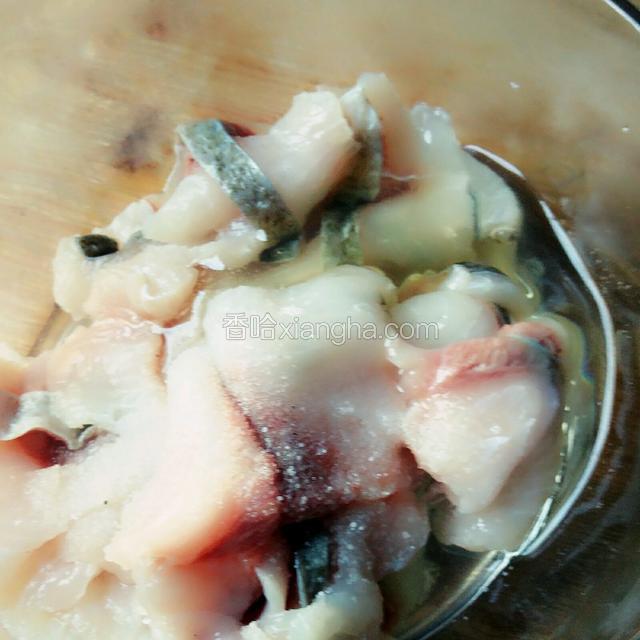 鱼片中加入腌渍料盐，糖、料酒、胡椒粉和一个鸡蛋清，用手抓匀（不要用筷子搅拌，否则鱼片会很容易烂）