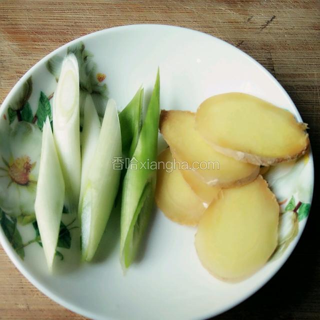 姜和葱白切成大片