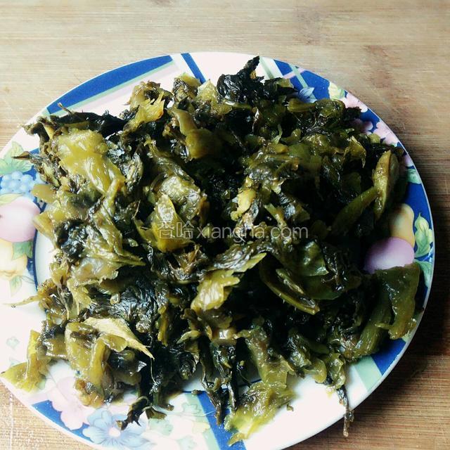 将酸菜洗干净，切成段
