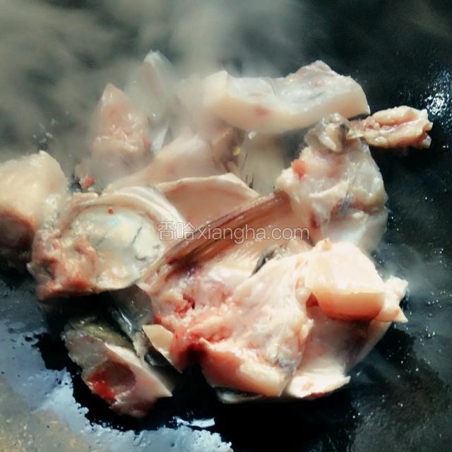 起炒锅，加一大勺油，热锅凉油放入鱼头鱼骨，大火充分煸炒
