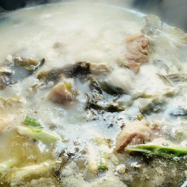 加入开水（一定要加开水，水刚下锅就可以沸腾起来，这样的鱼汤才会白白的）