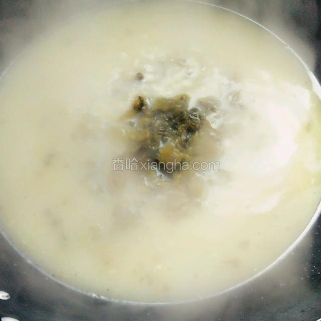 鱼汤中加入剩余的1/3酸菜，大火继续煮开，煮出浓郁的酸菜香味，然后加适量料酒和盐调味
