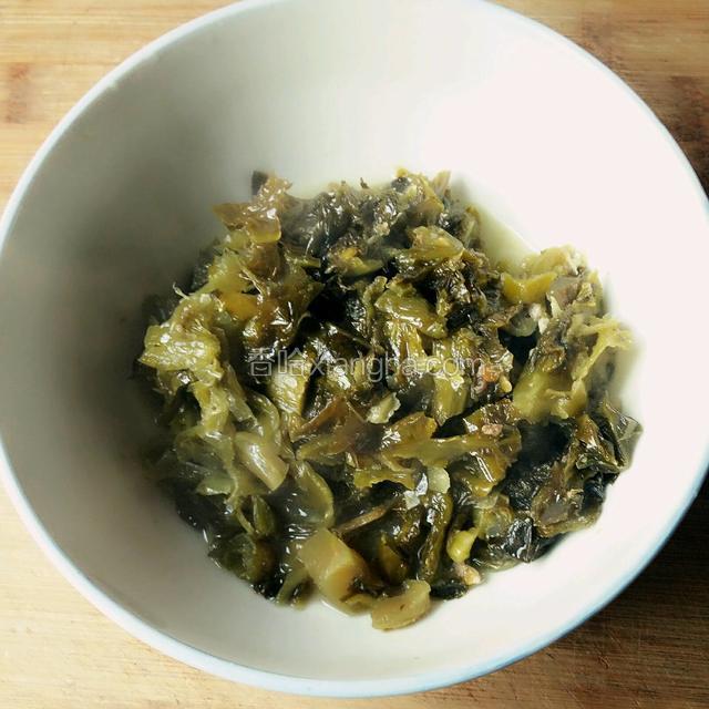 捞出酸菜，铺在容器底部