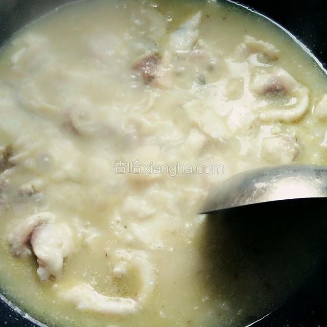 待锅中汤汁慢慢沸腾，鱼片变色，即可关火