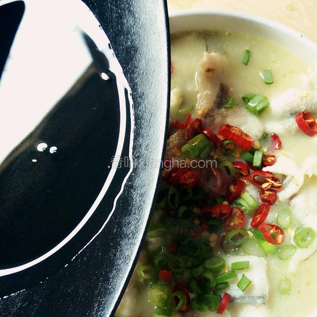 另取小锅，加入两大勺色拉油，烧至微微冒烟，趁热浇在鱼片上