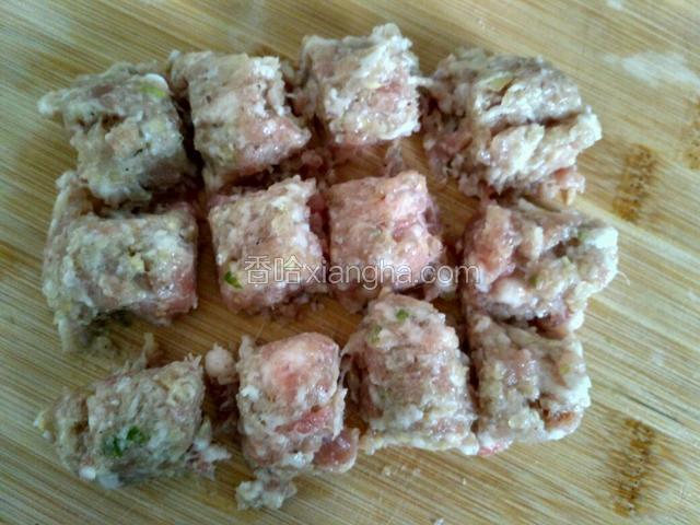 肉馅和法：
葱20g，姜10g切沫，
肉馅150g一200g放花椒粉5g，盐2g，顺时针搅匀上劲，把葱姜沫放入肉馅顺时针搅匀即可。也可加酱油，我没放。颜色会重。
和好的肉馅均匀整理成长方体切成均匀小块。