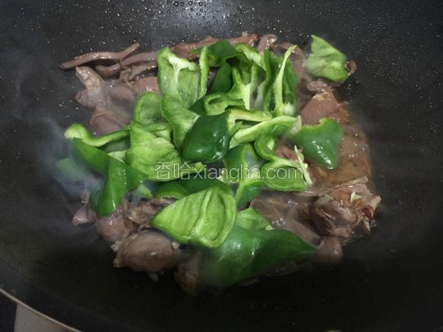 再把青椒倒到锅里炒到青椒断生。