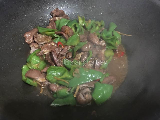 出锅前撒入适量的盐，鸡精和黑胡椒粉还有红辣椒，翻炒均匀即可出锅。
