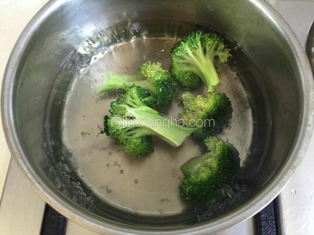 西兰花焯熟，过凉水。