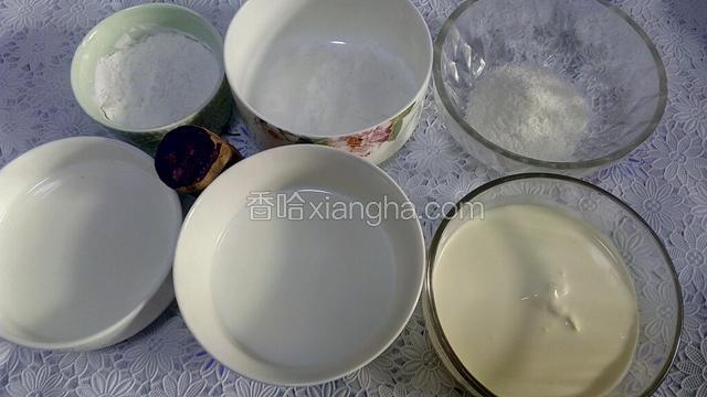 准备好食材并分别称重，放入碗中，备用。