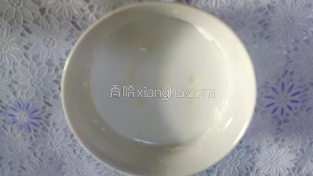 将玉米淀粉倒入纯牛奶2中。