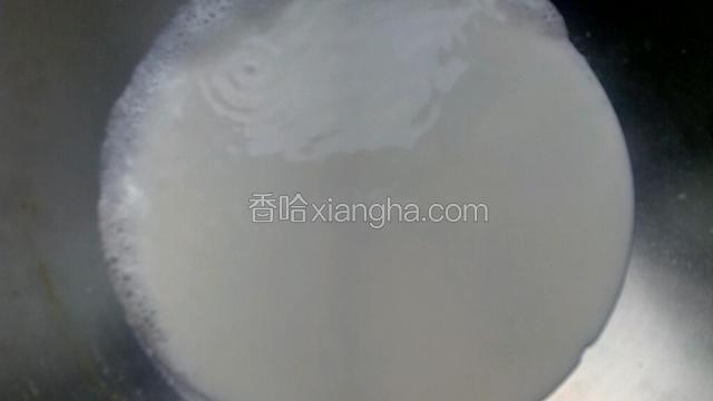 将纯牛奶1和白糖倒入锅中，小火煮。