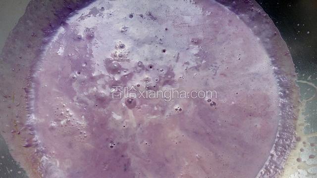 小火烧至沸腾，加入淀粉牛奶水，同时快速搅拌。