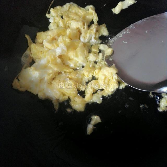 用铲子把鸡蛋压碎