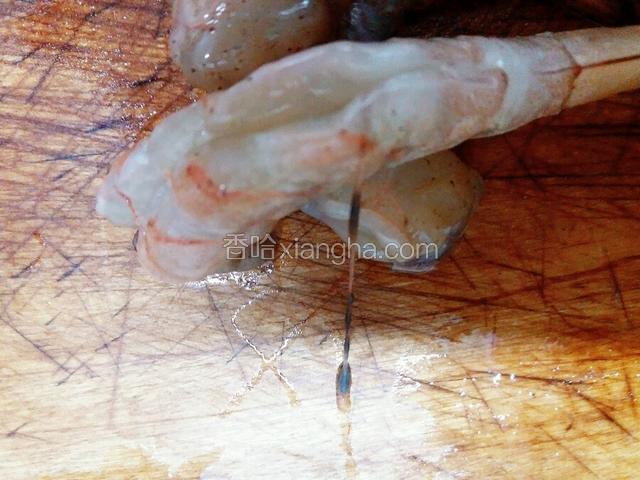 虾去头 去皮 去掉虾线 留虾尾 洗净